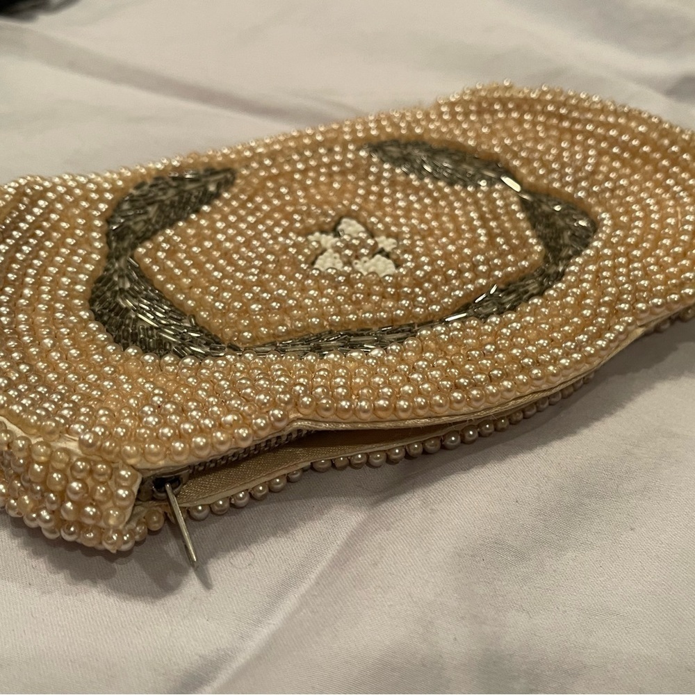 Vintage, seed pearl and sequin coin purse. Zip closure. - Picture 4 of 6